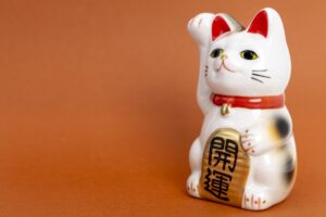 三毛猫の招き猫の置物