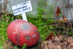 尾道にある無病息災にまつわる赤い福石猫